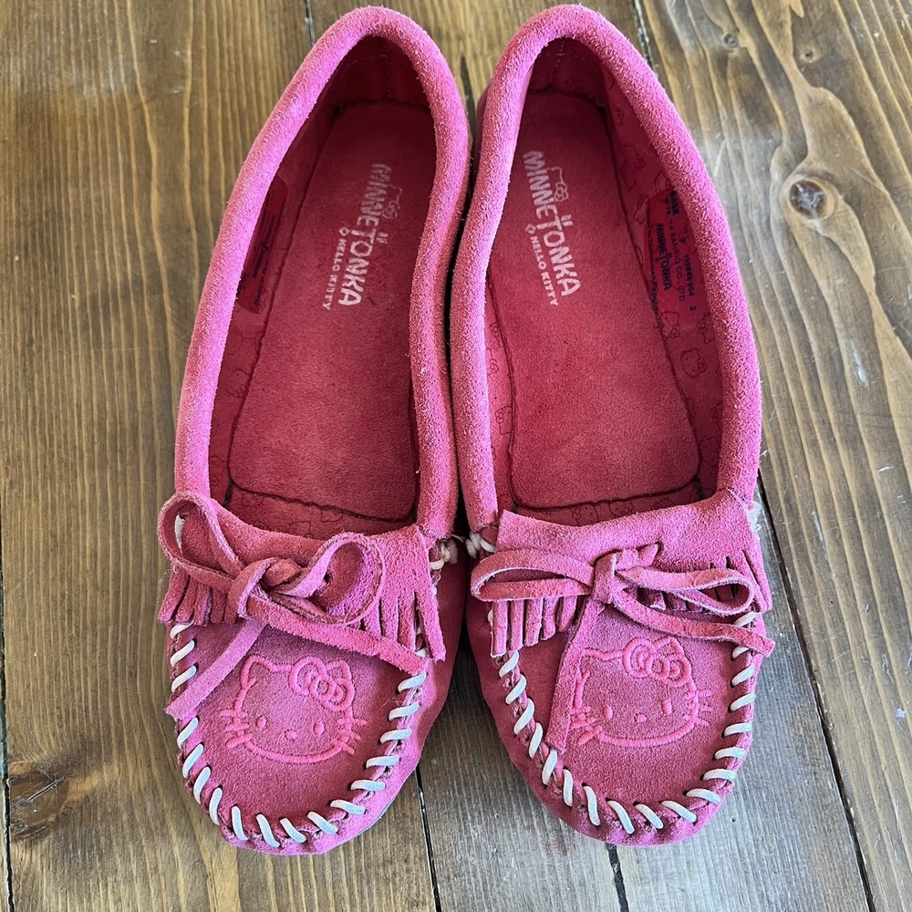MinneTonka X Hello Kitty Pink‎ Moccasins size 7 US Suede Sanrio